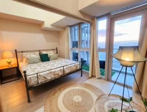 BGC Uptown Parksuites King Bed with Balcony Sunset and City View